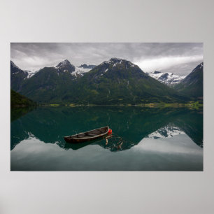 Affiche Vieux bateau à rames avec reflet de montagne