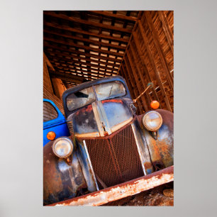 Affiche Vieux camion rouillé à une ferme