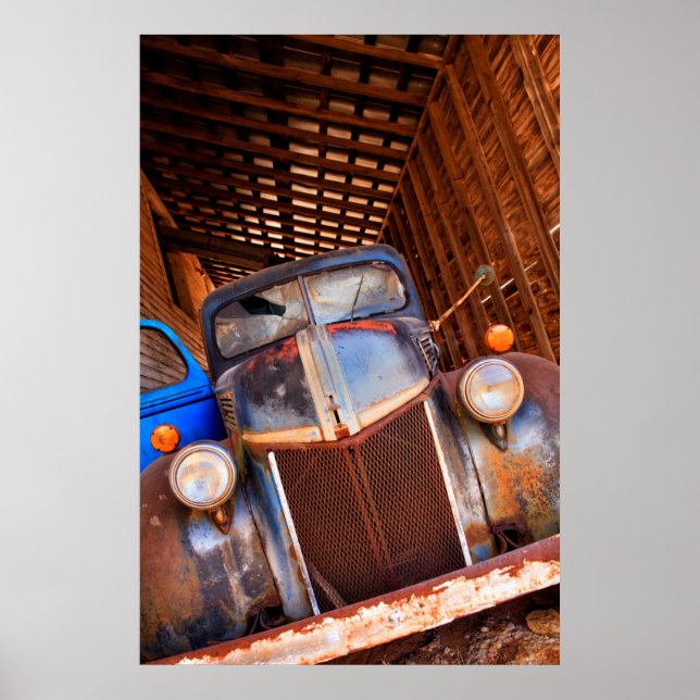Affiche Vieux camion rouillé sur une ferme (Devant)