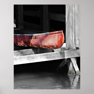 Affiche Vieux canot rouge dans une maison de bateau en boi