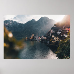 AFFICHE VILLE À CÔTÉ DU CORPS D'EAU ET DES MONTAGNES
