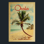 Affiche Vintage voyage d'Ocala Palm Tree<br><div class="desc">Un imprimé d'art moderne Ocala Florida,  d'un style rétro unique datant du milieu du siècle,  dans un style d'affiche de voyage vintage. Il dispose d'un palmier incurvé sur une plage de sable avec l'océan sous un ciel bleu nuageux.</div>
