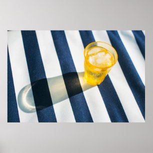 Affiche Vitre à boire transparent avec liquide jaune