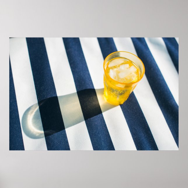 Affiche Vitre à boire transparent avec liquide jaune (Devant)