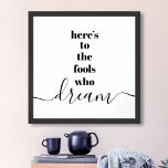 Affiche Voici aux imbéciles qui rêvent de typographie noir<br><div class="desc">"Voilà pour les imbéciles qui rêvent." Faites partie de ceux qui laissent toujours leur optimisme contrôler leur vision et leurs aspirations. Cette affiche crue, moderne, graphique, minimaliste combine une typographie de san-serif audacieuse et un script de calligraphie manuscrit, le tout en noir et blanc. Citation inspirante et motivation pour vous...</div>