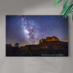 Affiche Voie Lactée Galaxie sur le Rocher de la Cathédrale<br><div class="desc">Cette belle image de l'espace aérien de nuit a été capturée dans le ciel sombre de Sedona, en Arizona en 2017. La photo montre la galaxie de la Voie Lactée sur Cathedral Rock, à Sedona, Arizona, États-Unis. Le texte descriptif peut être modifié ou supprimé, selon vos préférences. Ce magnifique visuel...</div>