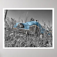 Voiture bleue ancienne dans le champ d'herbe