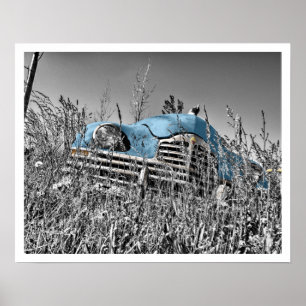 Affiche Voiture bleue ancienne dans le champ d'herbe