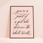 Affiche Vous êtes une perle d'une fille Citation inspirati<br><div class="desc">Cette impression d'art présente un magnifique script de calligraphie en noir sur un arrière - plan rose subtil. Sur l'affiche : "Vous êtes une perle d'une fille qui mérite le monde entier". Il fait un cadeau merveilleux pour toute fille,  ado ou jeune femme.</div>