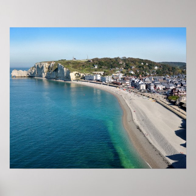 Affiche Vue aérienne d'Etretat avec sa plage et son villag (Devant)