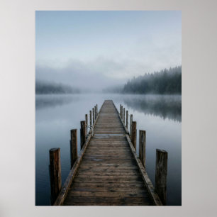 Affiche Vue calme du quai en bois du lac Misty