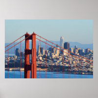 Vue de San Francisco à travers Golden Gate Bridge