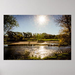 Affiche Vue D'Ensemble Des Bords D'Une Rivière À Ciel Clai