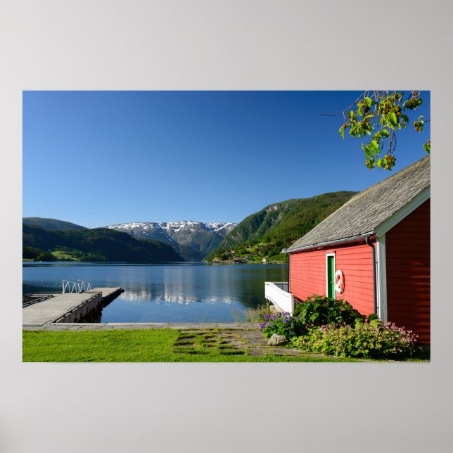 Affiche Vue d'un fjord norvégien et cabane à bateaux (Devant)