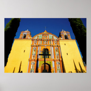 Affiche Vue En Basse Angle De L'Église Ornat Jaune