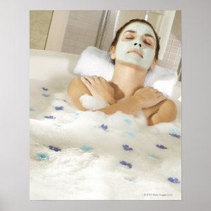 Affiche Vue en grand angle d'une jeune femme portant un