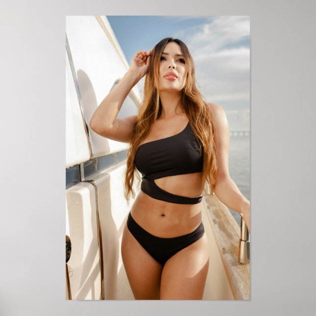 Affiche Woman Enjoying A Sunny Day On A Yacht (Devant)