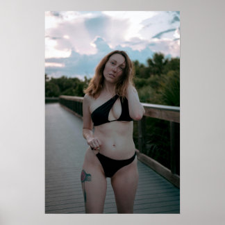 Affiche Woman In Black Bikini On Boardwalk