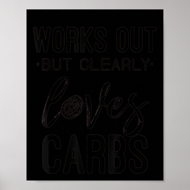 Affiche Works Out But Clearly Loves Carbs Funny Workout Mo (Devant)