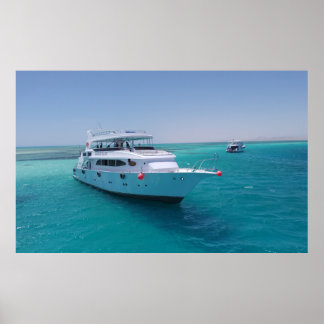 Affiche Yacht blanc neigé près de l'île blanche en mer Rou