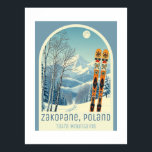 Affiche Zakopane Pologne Station de ski Tatra Mounts<br><div class="desc">Poster d'une merveilleuse station de ski vacances dans les belles montagnes de Zakopane, Pologne! Ce petit poster présente une arche avec un paysage de montagne bleu-gris et des planches de ski rétro dans un motif tribal orange au premier plan. Le reste est dans un beau ton bleu clair avec l'emplacement...</div>