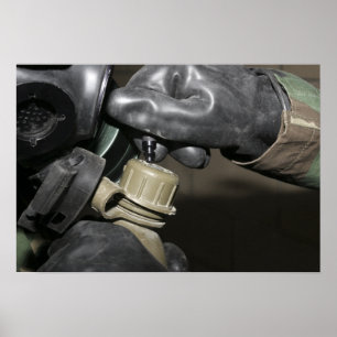 Affiches A Marine insère un tube à boire dans sa cante