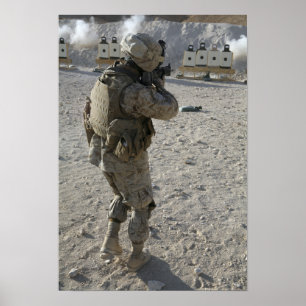 Affiches A soldier engages his target on a shooting rang