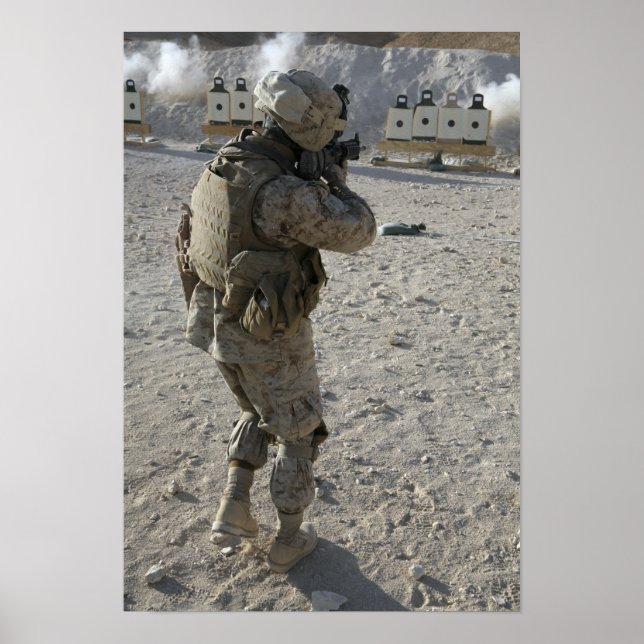 Affiches A soldier engages his target on a shooting rang (Devant)