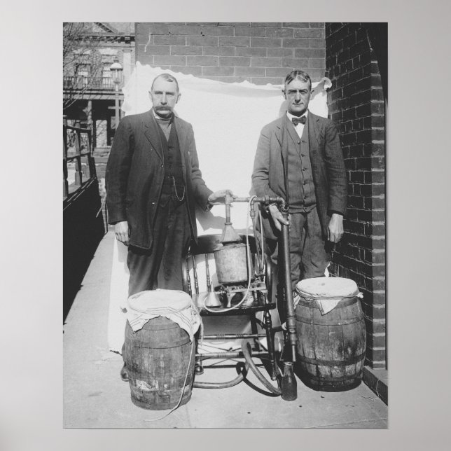 Affiches Agents Displaying Whiskey Still, 1920. Vintage (Devant)
