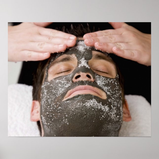 Affiches Applying skincare face mask with salt (Devant)