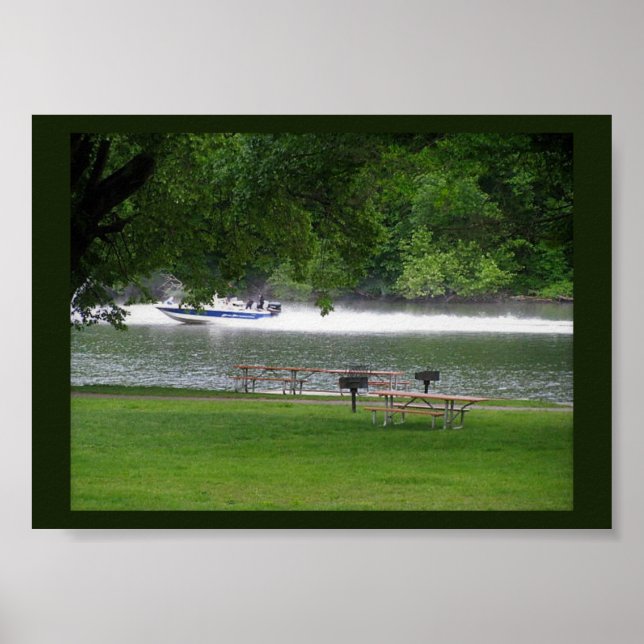 Affiches Bateau à moteur sur la rivière (Devant)