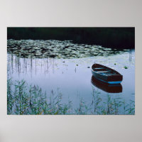 Bateau à roues sur un petit lac entouré d'eau