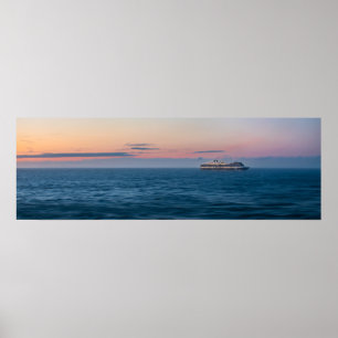 Affiches Bateau de croisière sous un coucher du soleil