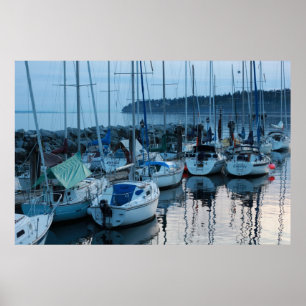 Affiches bateaux près de la plage au crépuscule