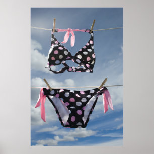 Affiches Bikini Accroché Sur Une Ligne De Clothèse