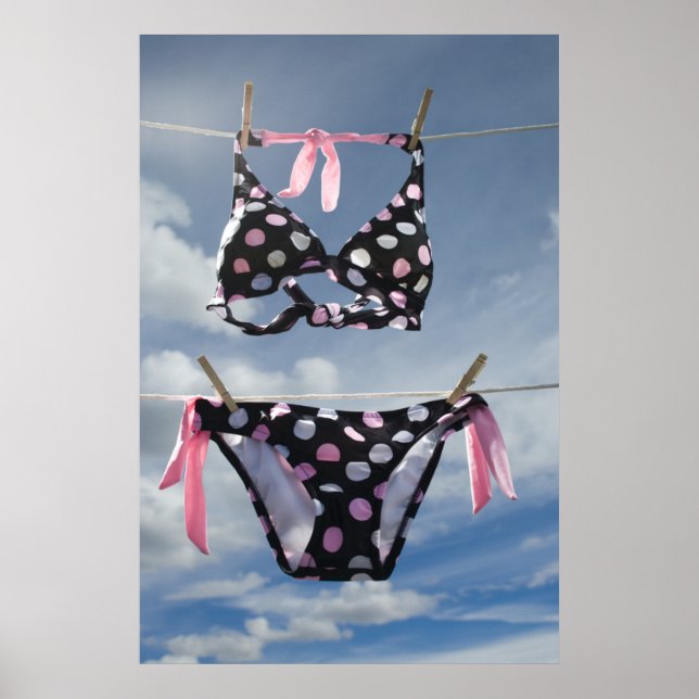 Affiches Bikini Accroché Sur Une Ligne De Clothèse (Devant)