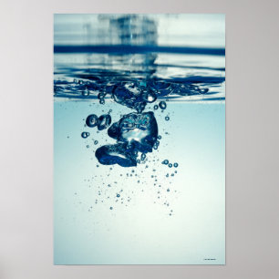Affiches Boules formant des gouttelettes sous l'eau
