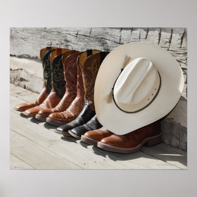 Affiches Casquette de cowboy sur la rangée de bottes de cow (Devant)