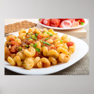 Affiches Cavatappi cuit de pâtes avec de la sauce à légumes