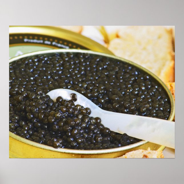 Affiches Caviar noir et une cuillère de nacre à (Devant)