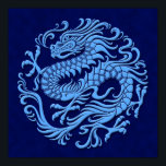 Affiches Cercle de dragon chinois bleu traditionnel<br><div class="desc">Ce design circulaire fluide présente un dragon chinois fluide. Le corps du serpent serpente du haut du motif jusqu'à la queue tourbillonnante. Quatre grandes griffes s'étendent du corps du dragon créant une position agressive mais élégante. Ce magnifique motif est une interprétation élégante du dragon chinois traditionnel.</div>