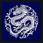 Affiches Cercle de dragon chinois traditionnel blanc et ble<br><div class="desc">Ce design circulaire fluide présente un dragon chinois fluide. Le corps du serpent serpente du haut du motif jusqu'à la queue tourbillonnante. Quatre grandes griffes s'étendent du corps du dragon créant une position agressive mais élégante. Ce magnifique motif est une interprétation élégante du dragon chinois traditionnel.</div>