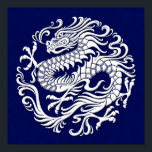 Affiches Cercle de dragon chinois traditionnel blanc et ble<br><div class="desc">Ce design circulaire fluide présente un dragon chinois fluide. Le corps du serpent serpente du haut du motif jusqu'à la queue tourbillonnante. Quatre grandes griffes s'étendent du corps du dragon créant une position agressive mais élégante. Ce magnifique motif est une interprétation élégante du dragon chinois traditionnel.</div>