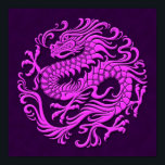 Affiches Cercle traditionnel de dragon chinois violet<br><div class="desc">Ce design circulaire fluide présente un dragon chinois fluide. Le corps du serpent serpente du haut du motif jusqu'à la queue tourbillonnante. Quatre grandes griffes s'étendent du corps du dragon créant une position agressive mais élégante. Ce magnifique motif est une interprétation élégante du dragon chinois traditionnel.</div>