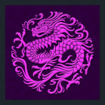 Affiches Cercle traditionnel de dragon chinois violet<br><div class="desc">Ce design circulaire fluide présente un dragon chinois fluide. Le corps du serpent serpente du haut du motif jusqu'à la queue tourbillonnante. Quatre grandes griffes s'étendent du corps du dragon créant une position agressive mais élégante. Ce magnifique motif est une interprétation élégante du dragon chinois traditionnel.</div>