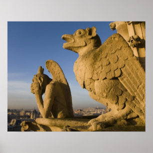 Affiches Chimera sur la façade de la cathédrale Notre-Dame,