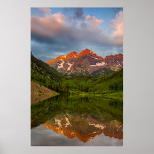 Affiches Cloches Marron réfléchies dans le lac Maroon calme