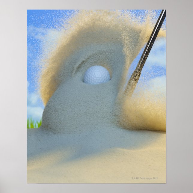 Affiches coin de sable frappant une balle de golf sur un sa (Devant)