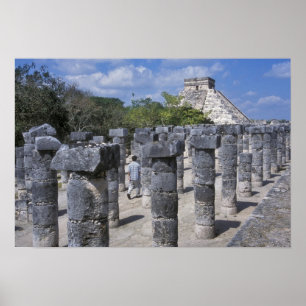 Affiches Colonnes antiques en pierre à Chichen Itza. Centra