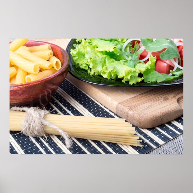 Affiches Composition diagonale sur une table avec une salad (Devant)